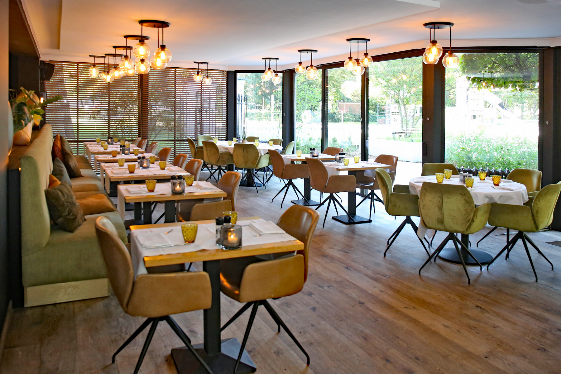 Overdekt terras met bistroverlichting